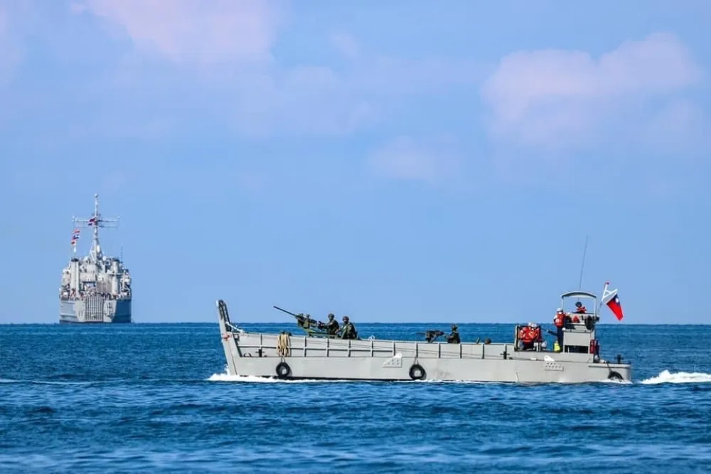 疑湧浪過大艙間進水！海軍運補艇金門外海沉沒　5官兵平安
