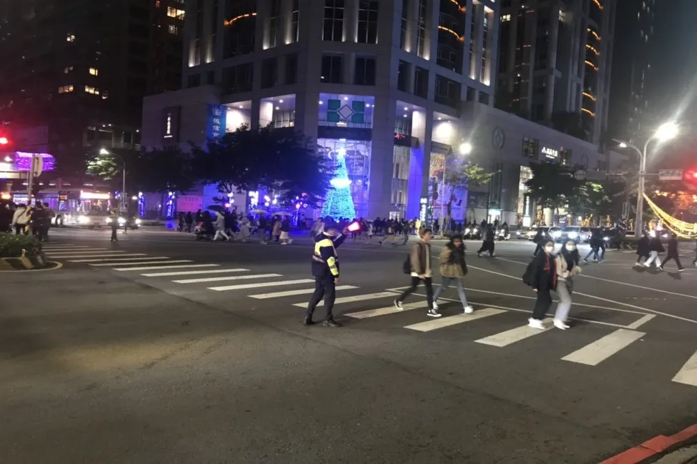 板橋人QQ！2場選前之夜強碰耶誕城　板新特區將擠8萬人、周遭交通管制一次看
