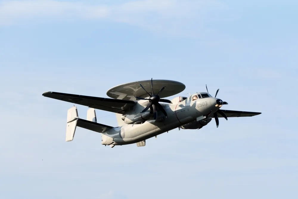 E-2K預警機降落機腹著陸衝出跑道　國防部回應了