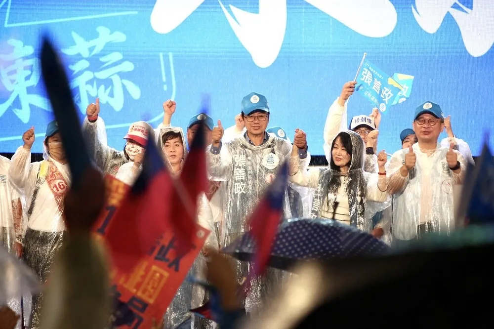 【選戰觀察】選前之夜打夫人牌合唱「沒有不可能的事」　張善政喊：脫掉桃園虛華的外衣
