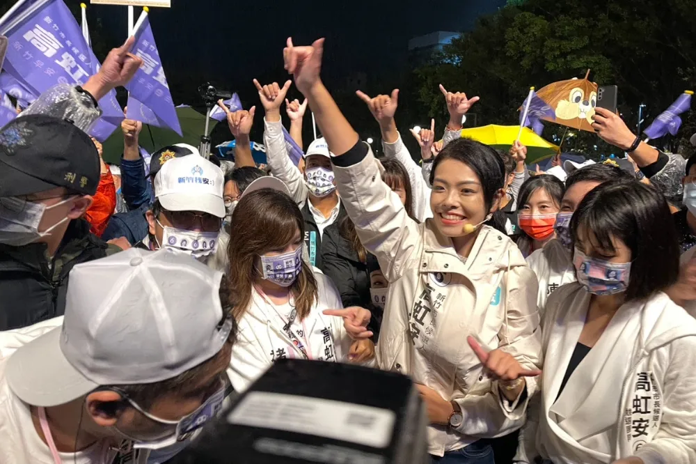 【選前之夜】新竹藍白合流集中反綠票　高虹安雨中激喊「下架民進黨」