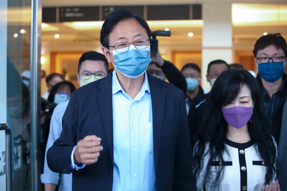 張善政手牽妻子「回到起點」龍潭投票　喊話：期待鄉親的正面鼓勵