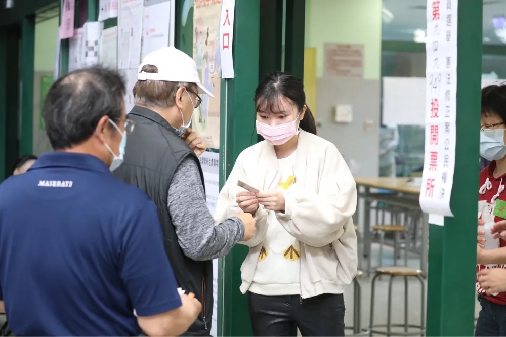GG了！老婆有急事來電　男子投票時接電話恐3萬元沒了