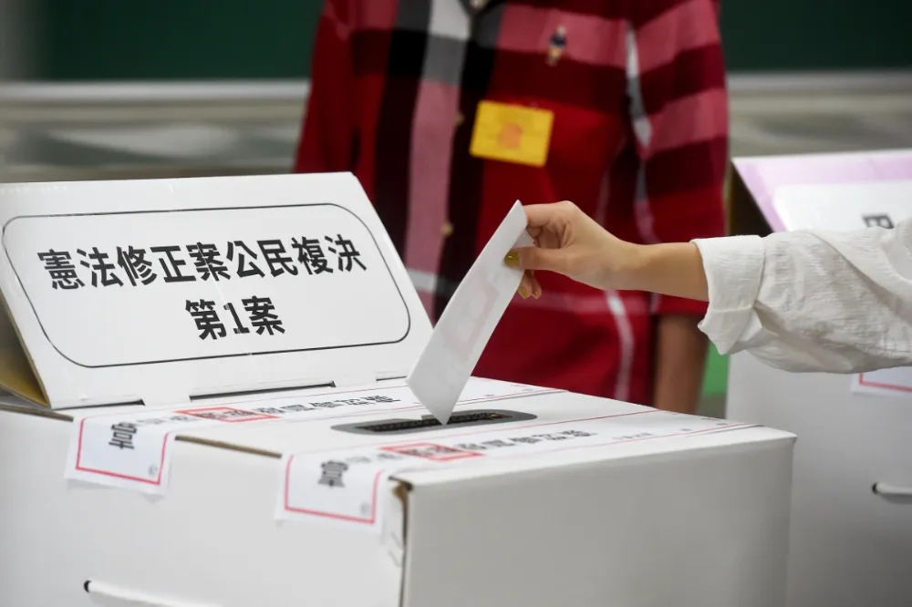首投不懂投票流程？　外配撕下候選人欄投票匭觸法