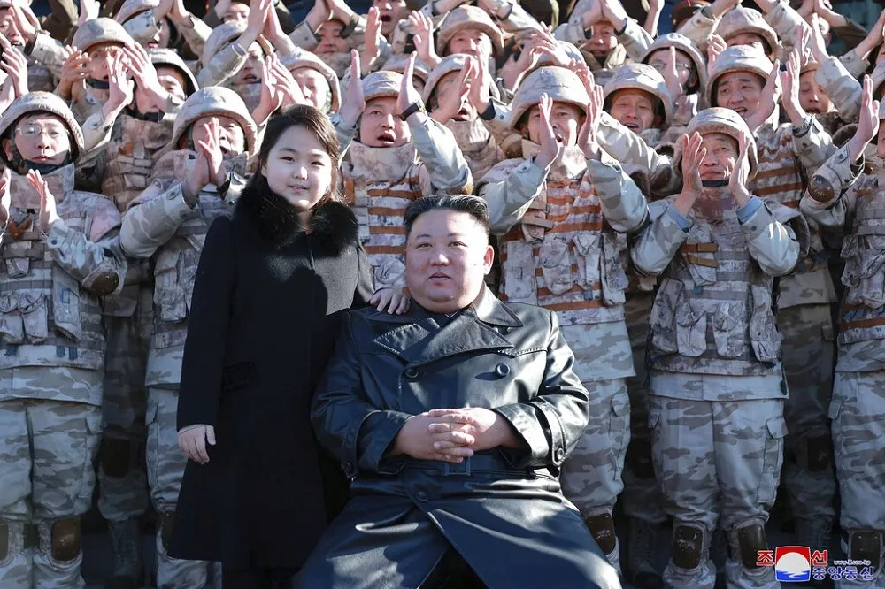 金正恩再曬寶貝愛女　示意指導她擔任領導人角色
