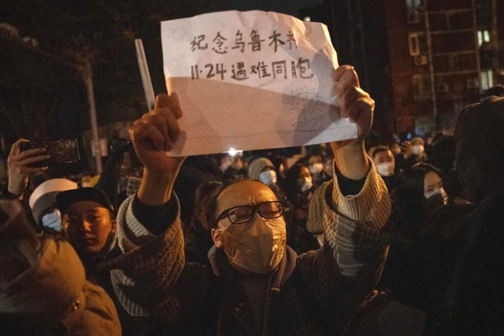 烏魯木齊火災引爆全國「白紙」抗議　香港01：中國防疫已然陷入「塔西陀陷阱」　