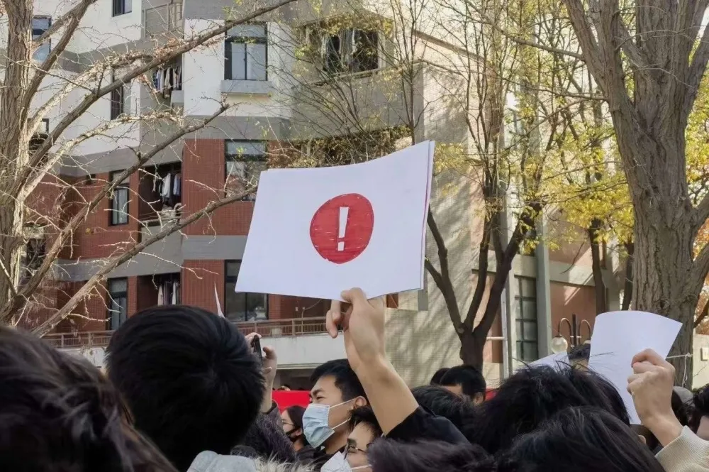 【白紙革命】烏魯木齊燒出「中國人團結感」　逾50所大專院校響應抗議