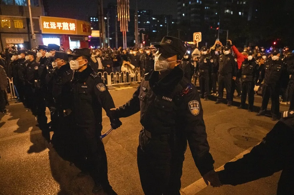 【白紙革命】中國年輕人抗議「清零」政策　CNN：對最高領導人前所未見的直接挑戰