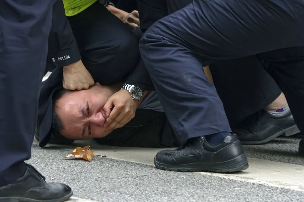 【秋後算帳？】中國警察加大控管力道　當街隨機檢查路人手機