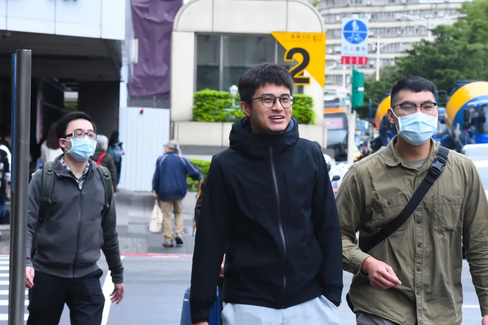 等了555天！戶外免戴口罩今天上路　9成民眾仍「戴牢牢」