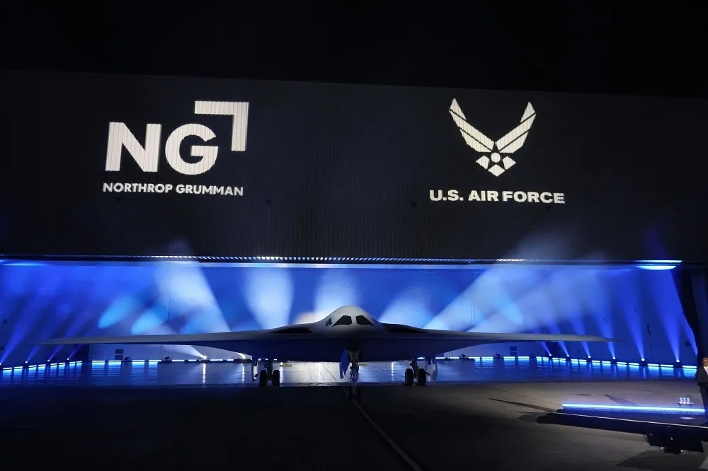 【新世代戰機】美軍最新匿蹤轟炸機B-21「突襲者」高速亮相　嚇阻中國威脅台海野心