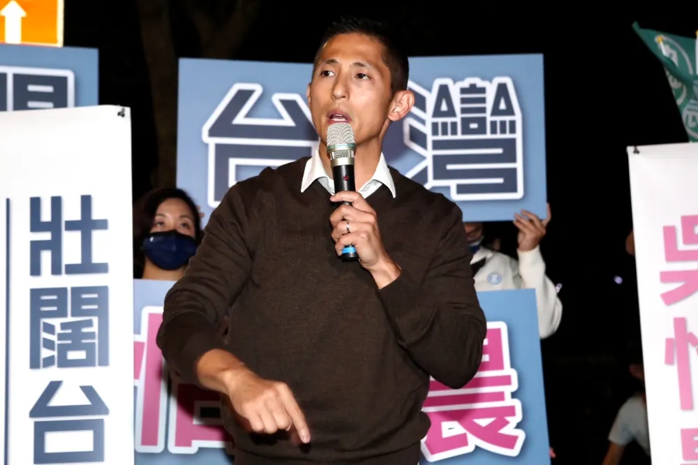 吳怡農首場街頭開講登場　支持者戴3年前競選帽到場力挺