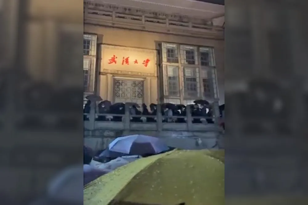 【有片】要求返鄉權！ 武漢大學學生深夜冒雨示威