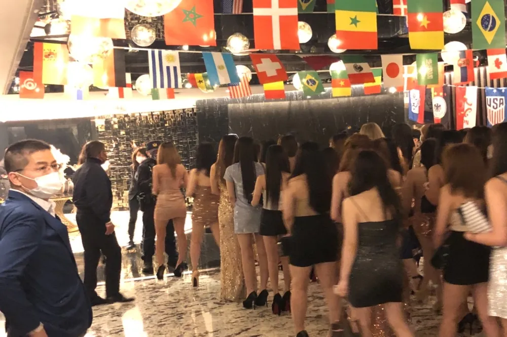 【熱鬧片】好嗨！酒店也瘋世足　上百酒店妹徹夜陪看卡達世界盃轉播