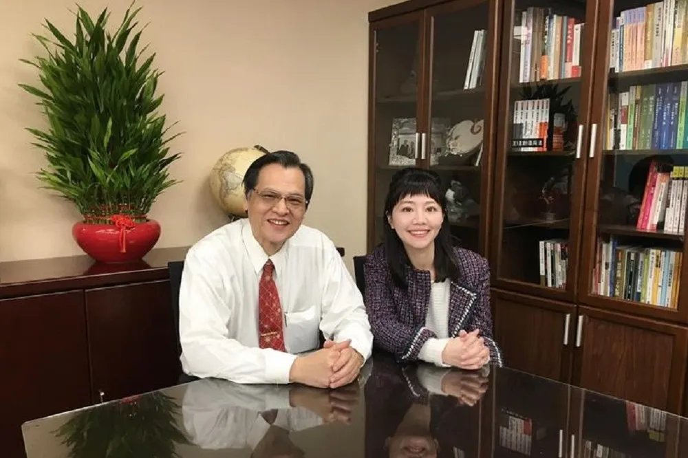 中午才預告陳明通會很快下台　高嘉瑜晚間曝合照改口道歉