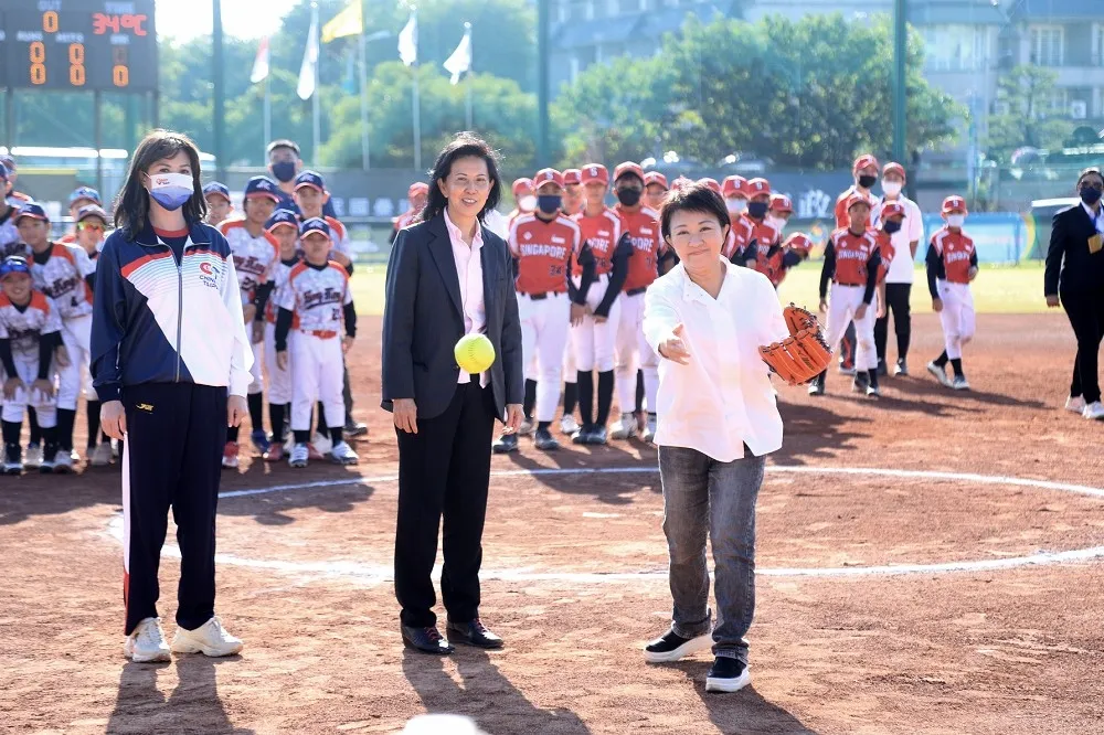WBSC U12壘球世界盃台中登場　市長盧秀燕開球為中華隊加油