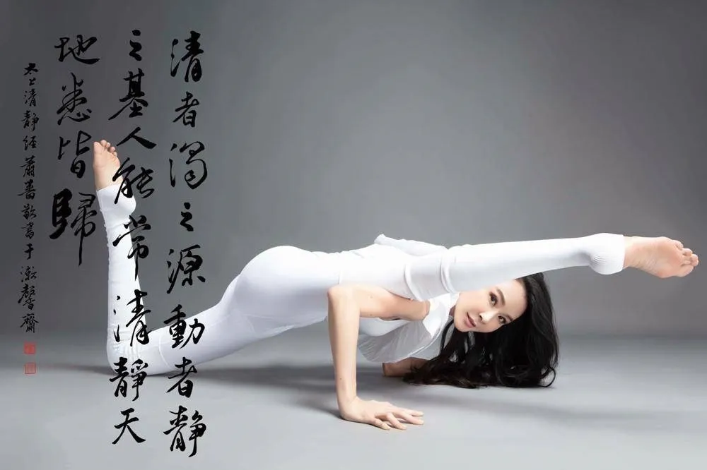 蕭薔慈善年曆展現高難度瑜珈　右肩動手術靠抄經文與疼痛共處