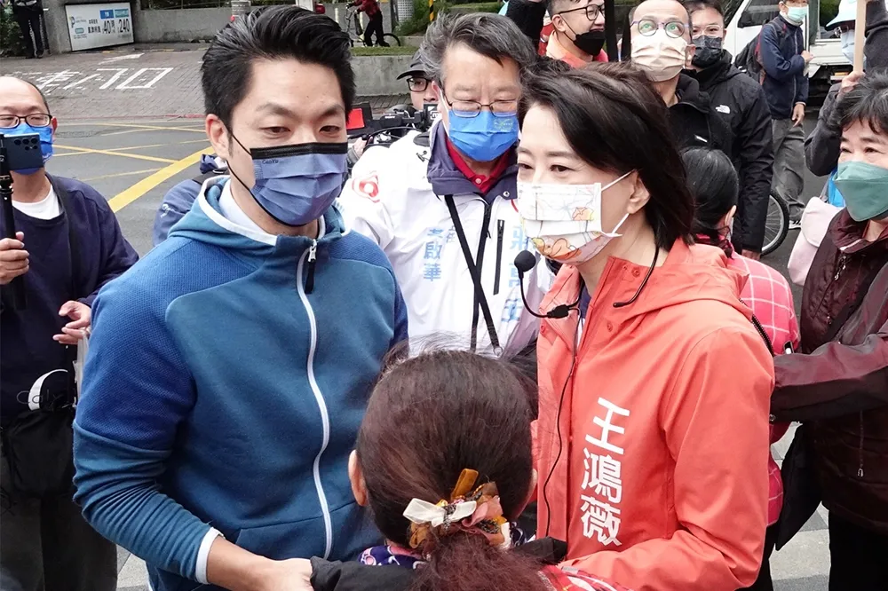 蔣萬安陪王鴻薇市場拜票　指松機遷移議題恐成「紙上談兵」