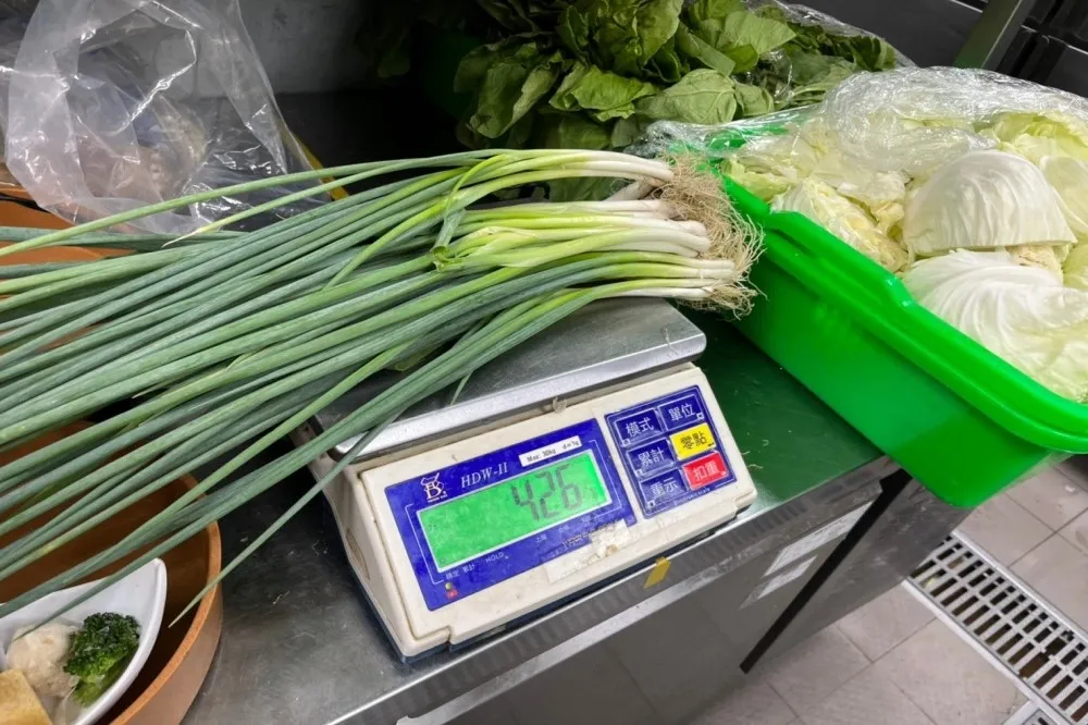 撈王、海底撈、老四川火鍋料抽驗　芫荽、青江菜農藥超標