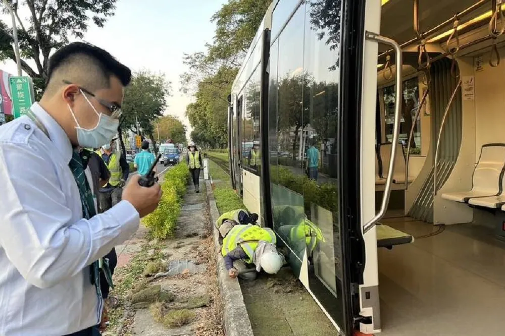 高雄輕軌又出包！草皮過高捲入車底　行駛一度中斷