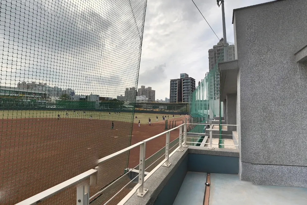 平鎮棒球室內練習場屋頂狂漏水　民眾嘆：宛如「戶外下大雨、裡面下小雨」