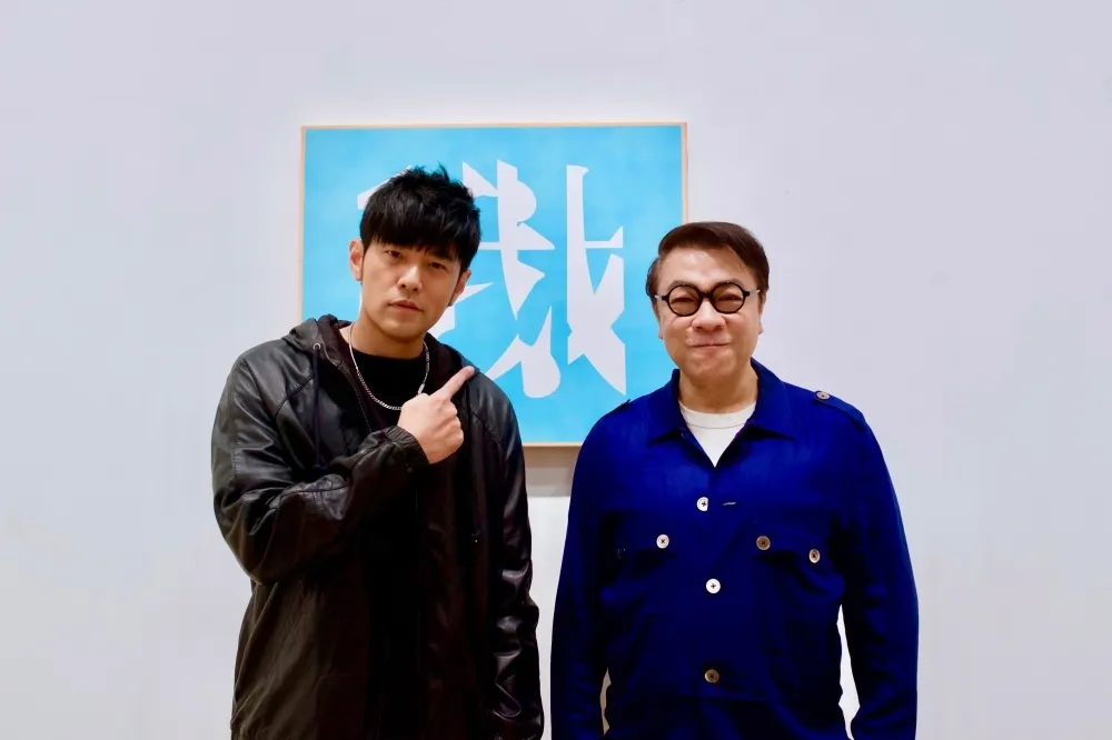 周杰倫瘦身成功看畫展「秒買三幅畫作」　蔡康永感動喊：真是知音
