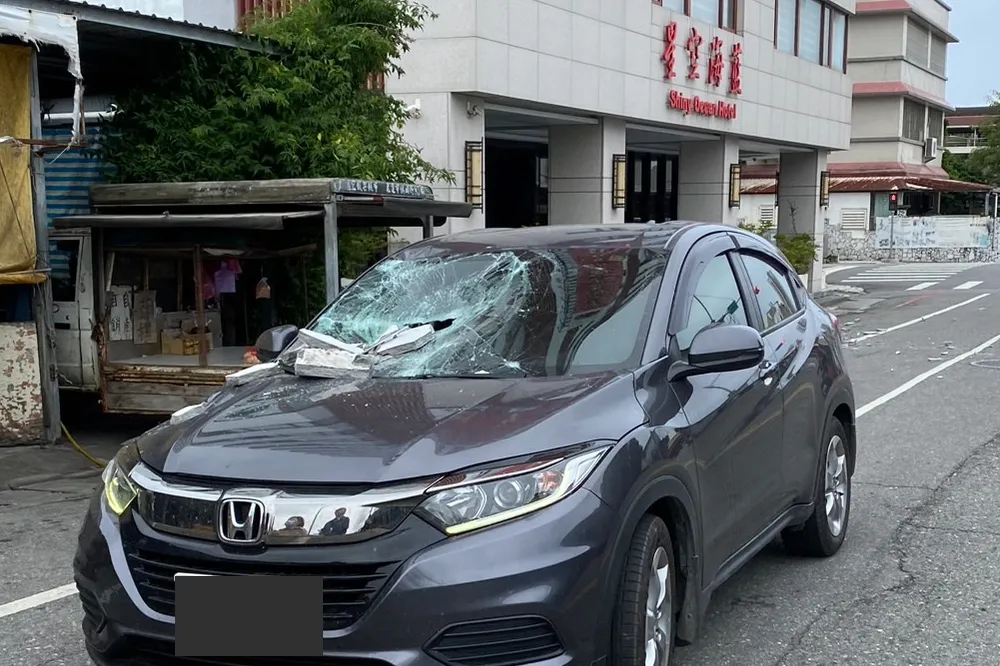 花蓮地震狂搖！大樓磁磚震落砸車　擋風玻璃全毀