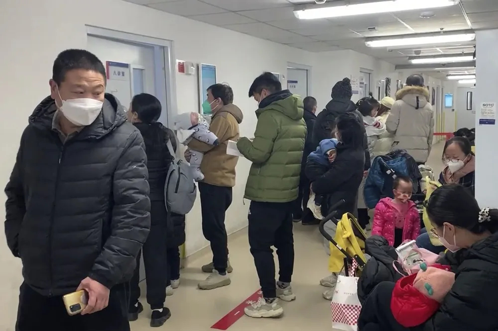 中國疫情反撲醫院不堪負荷　四川醫學生被迫抱病上班猝死