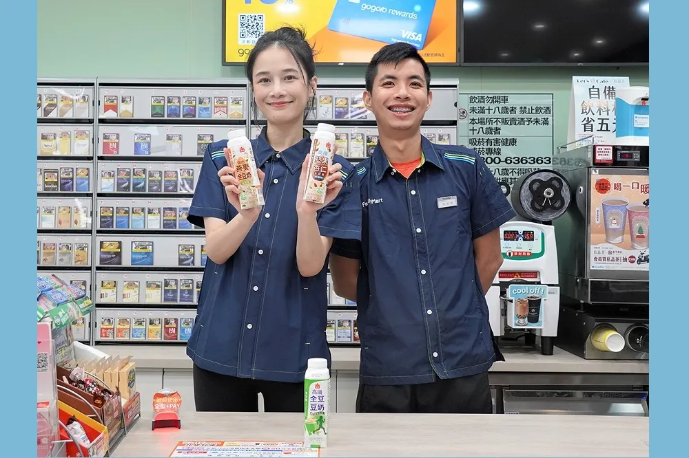 Youtuber前進全家進食中 　一日店員吃爆全家　最愛這款豆奶