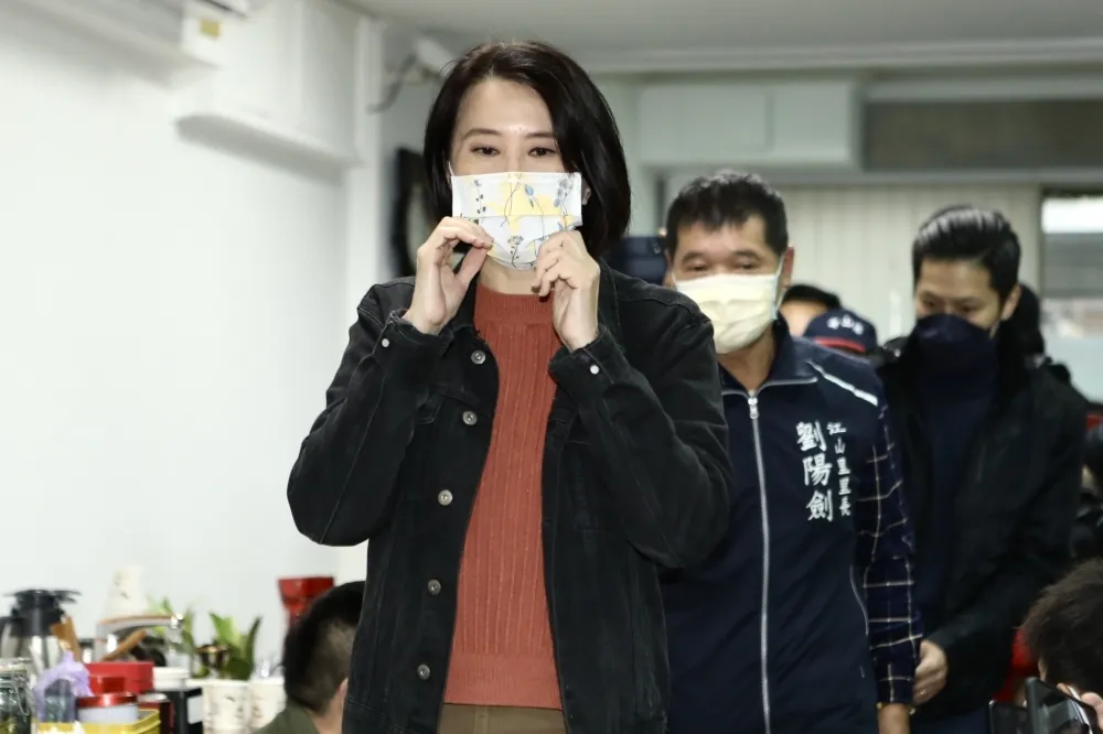 新冠確診發冷咳不停　王鴻薇直播預告：要請韓國瑜當分身拉票　