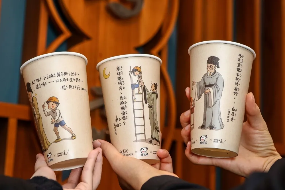 【有片】限時買一送一！珍煮丹 ╳ 鮮乳坊「草莓米大福」、「莓桂雪沙」冬季限定販售　「小學課本的逆襲」聯名杯身也好拍