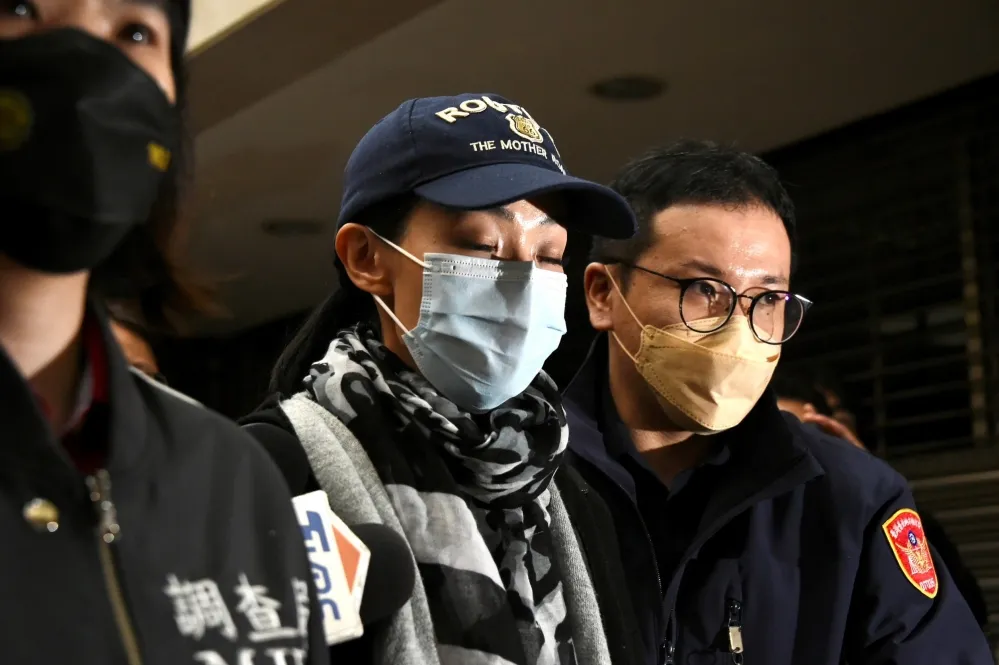 高虹安60萬元交保遭前法官嗆「貪污犯」　支持者舉牌：司法打壓