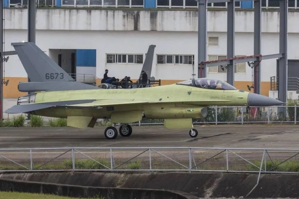 【獨家】國軍「鳳展專案」第100架F-16AM戰機　漢翔廠區完成高速試滑
