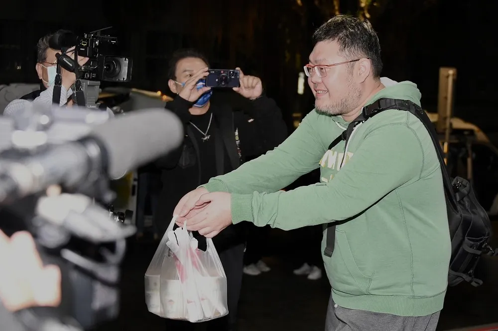 四叉貓深夜才在北檢看熱鬧送消夜　今早被告「帳算高虹安」