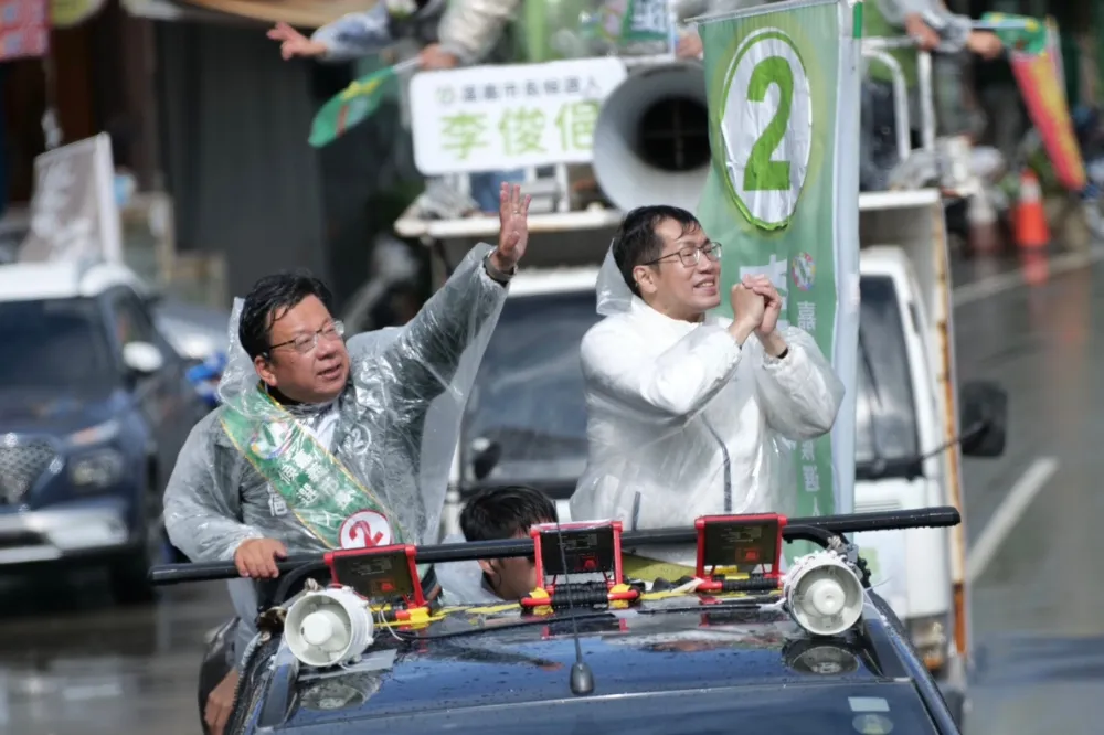嘉義市長明投票！李俊俋低溫雨中車掃　黃敏惠籲鄉親「作伙拚未來」