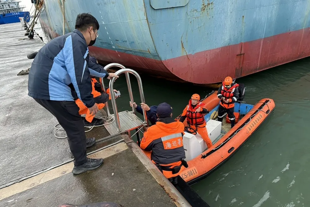 【好冷片】扯！高科大頂著寒流帶學生划獨木舟　5人落海、3人失溫