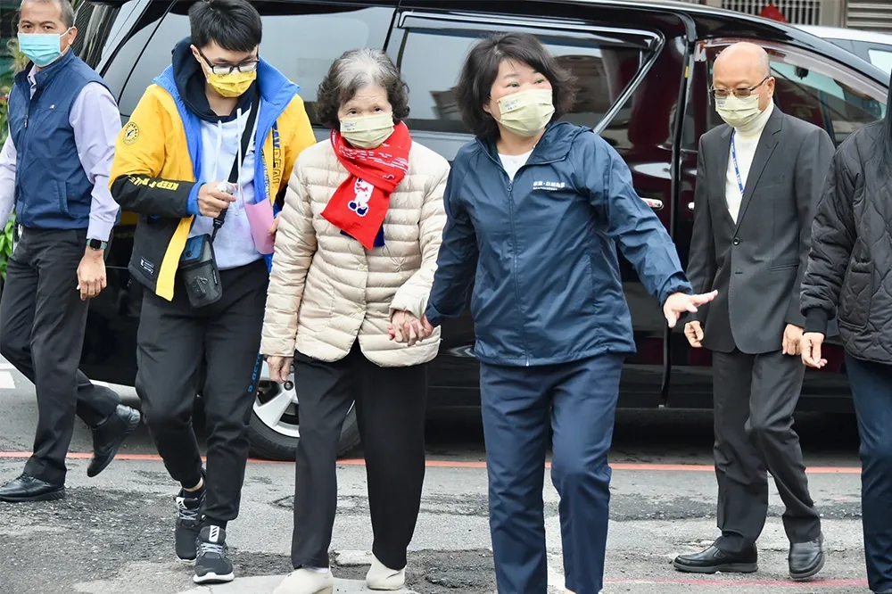 嘉義市長選舉今舉行　黃敏惠一早攜母帶子前往投票