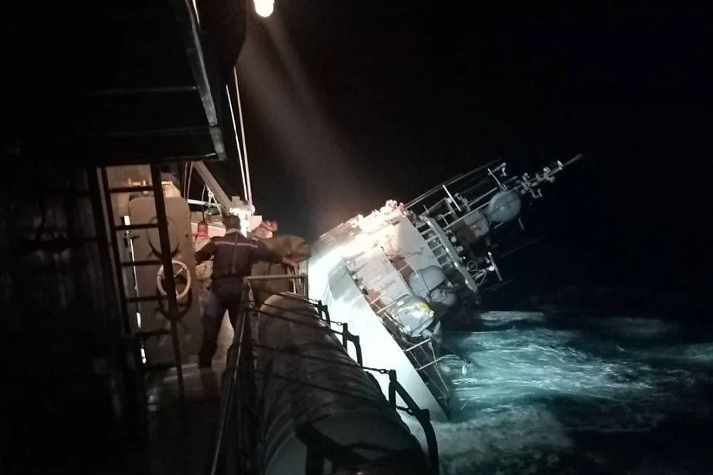 【有片】泰國海軍「素可泰號」巡防艦遇風暴沉沒　31人下落不明