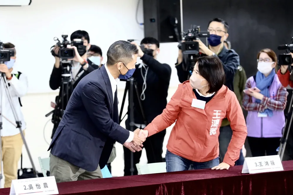 北市立委補選抽籤！　吳怡農1號比讚盼「一步一腳印」、王鴻薇2號高喊「勝利」
