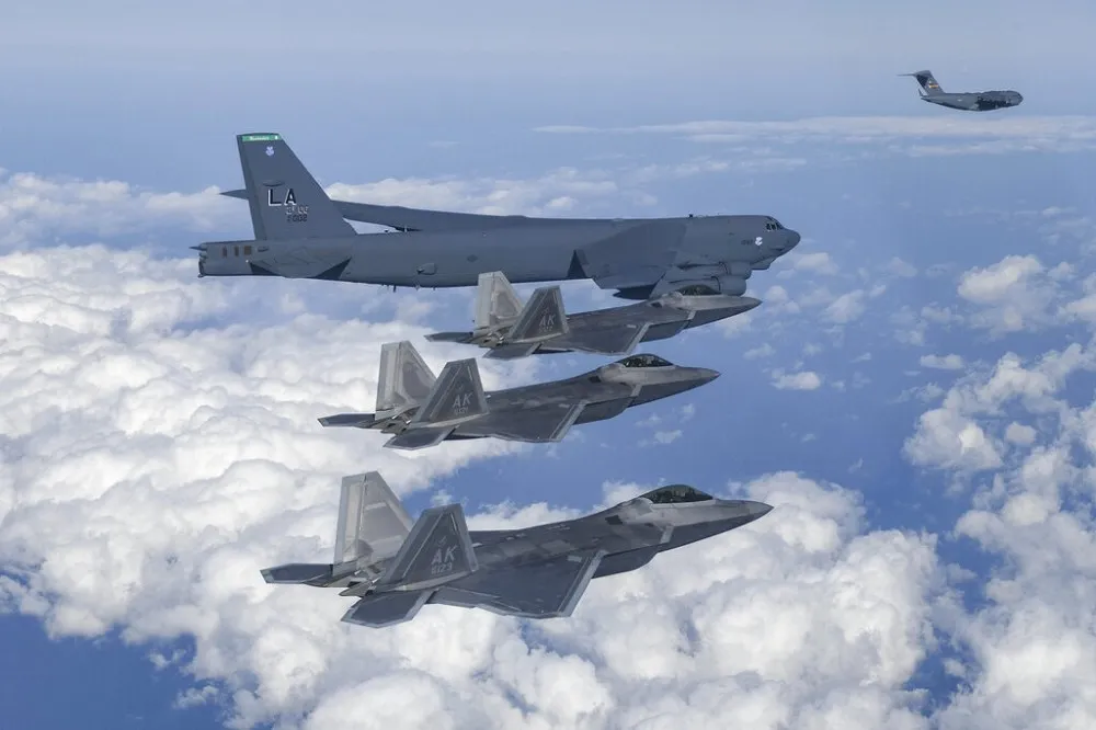 【有片】美F-22戰機和B-52H轟炸機20日抵韓展開聯演　威懾中、俄、北韓三國