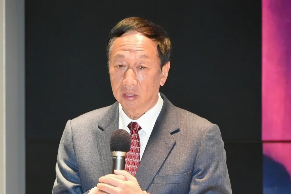 郭台銘催買BNT　梁文傑諷「就是個生意人，把自己開的支票賴到政府頭上」