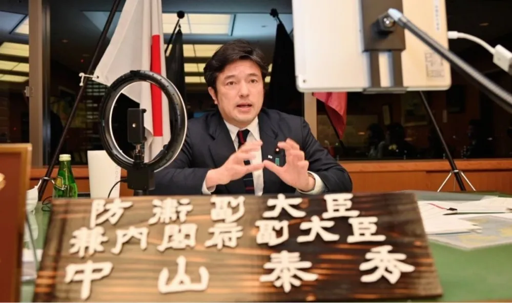 政治人物不該是情報事務的局外人