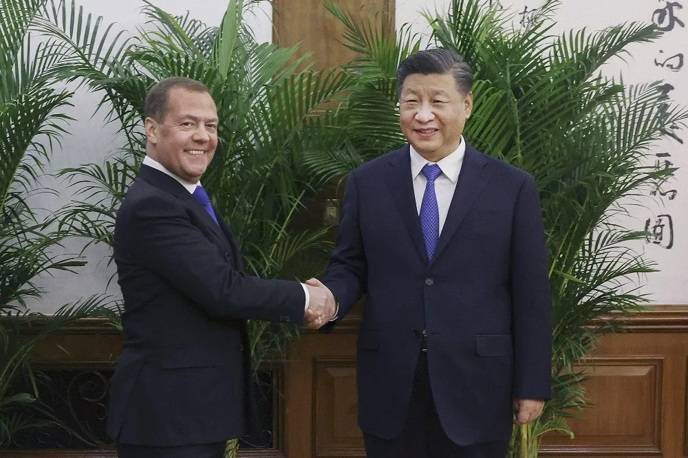 與澤倫斯基別苗頭？　習近平搶先接見俄前總統