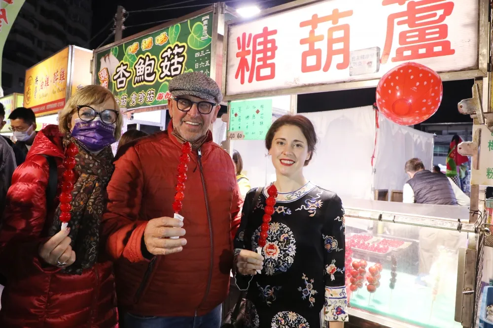 黃偉哲邀荷蘭美聲馬丁及英國歌手李美潔迺武聖夜市品嘗台南小吃