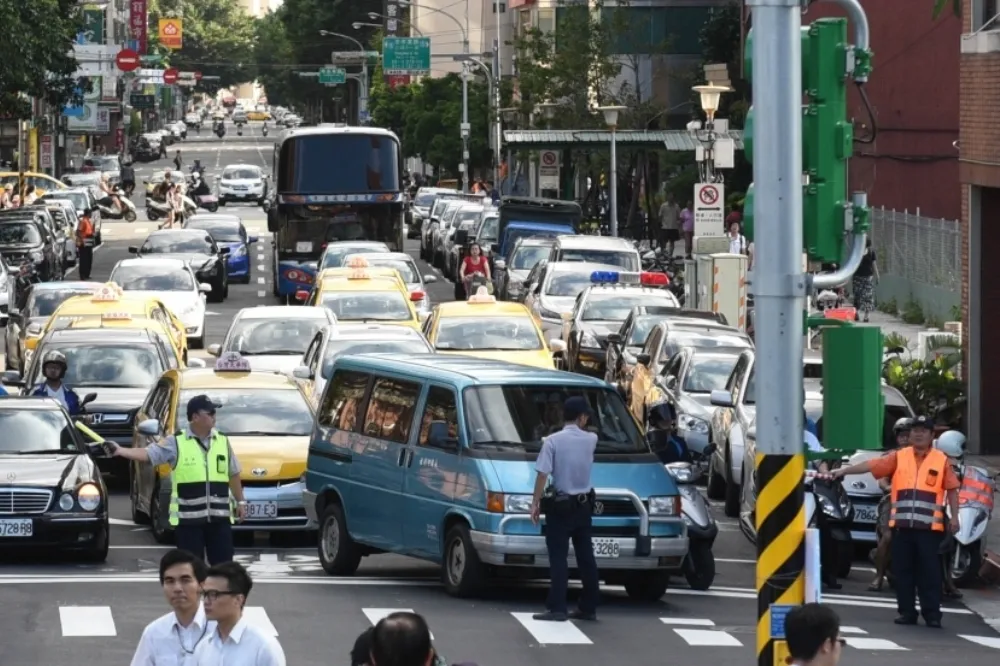 立院初審通過恢復檢舉人行道違停　無照駕駛罰鍰調升最高2.4萬