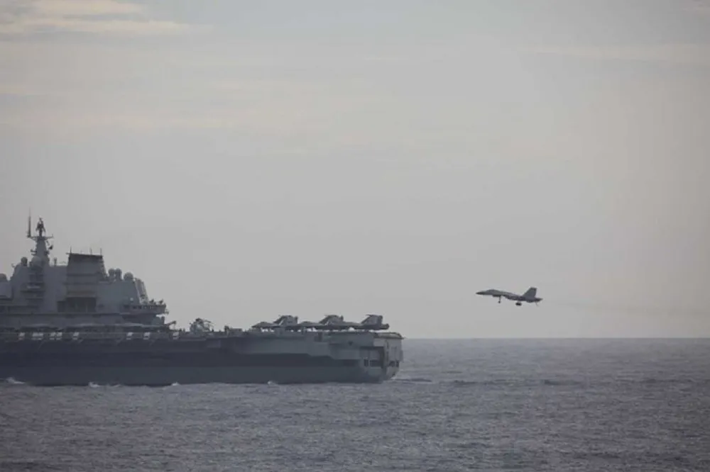 遼寧艦編隊再跨島鏈