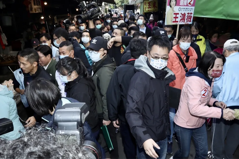 這麼巧？吳怡農、王鴻薇市場拜票　3度擦肩而過無互動