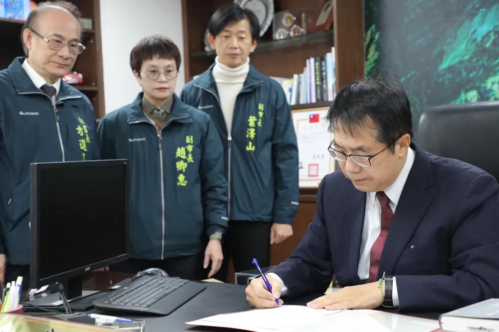 黃偉哲連任後首份公文簽署透明廉政公約 