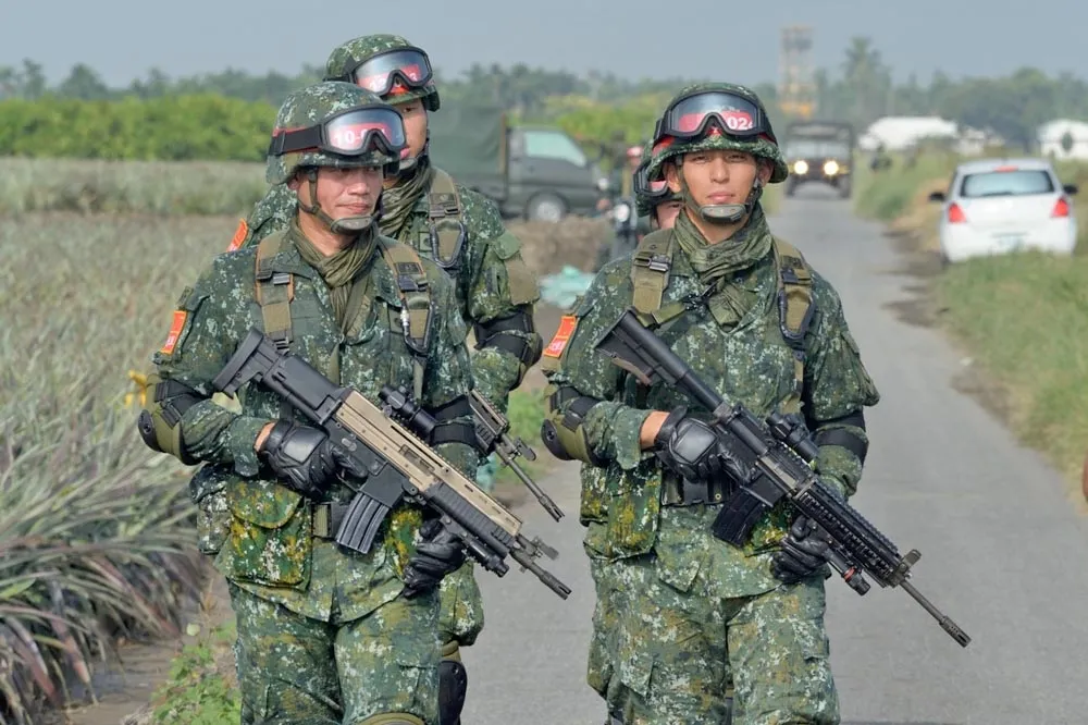 【支持兵役延長】吳怡農秀特戰部隊服役照　提兵役改革3主張