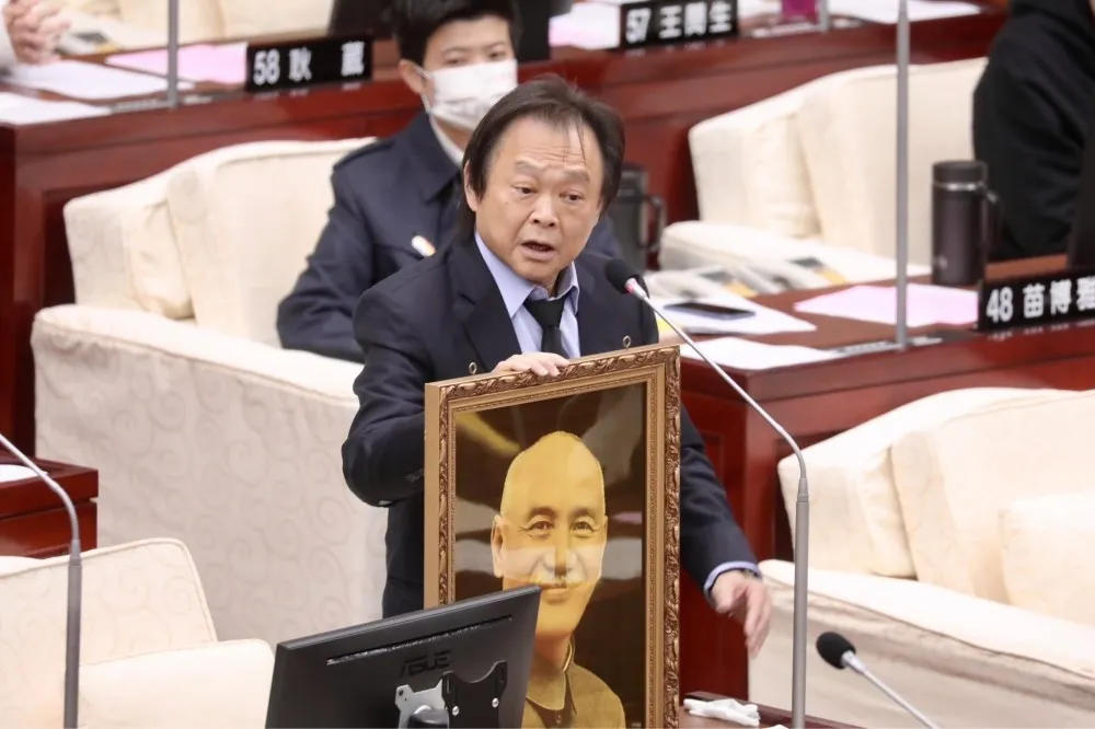 笑噴！蔣萬安議會初體驗　王世堅送「祖父肖像」當生日禮